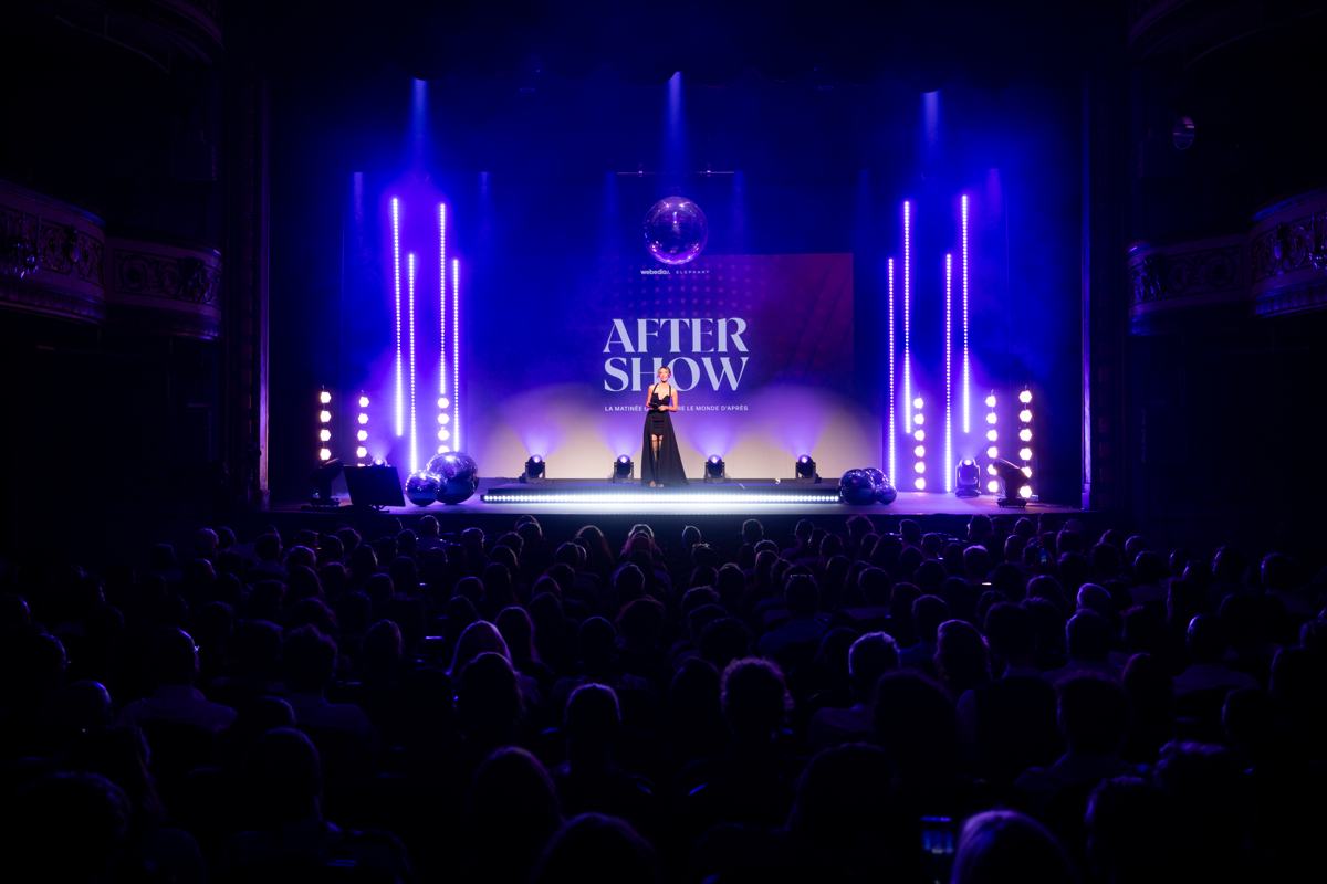 Salomé seule en scène devant une salle comble à l'After Show