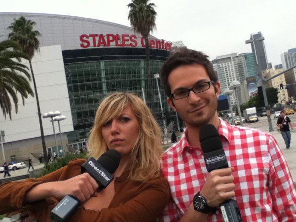 Salomé en reportage devant le Staples Center à Los Angeles, micro Direct Star
