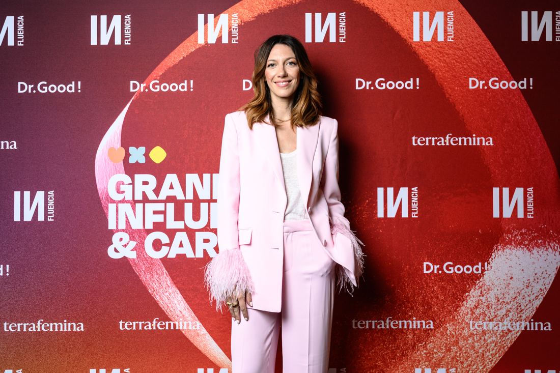 Salomé en tailleur rose à plumes au photocall du Grand Prix Influence & Care