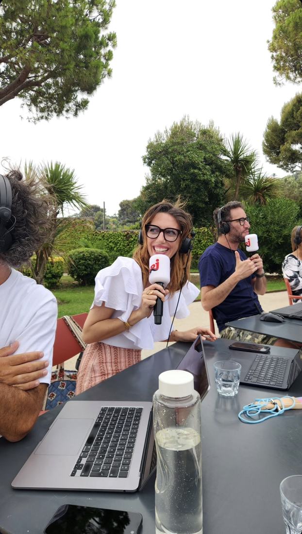 Salomé au micro NRJ lors d'une émission en extérieur