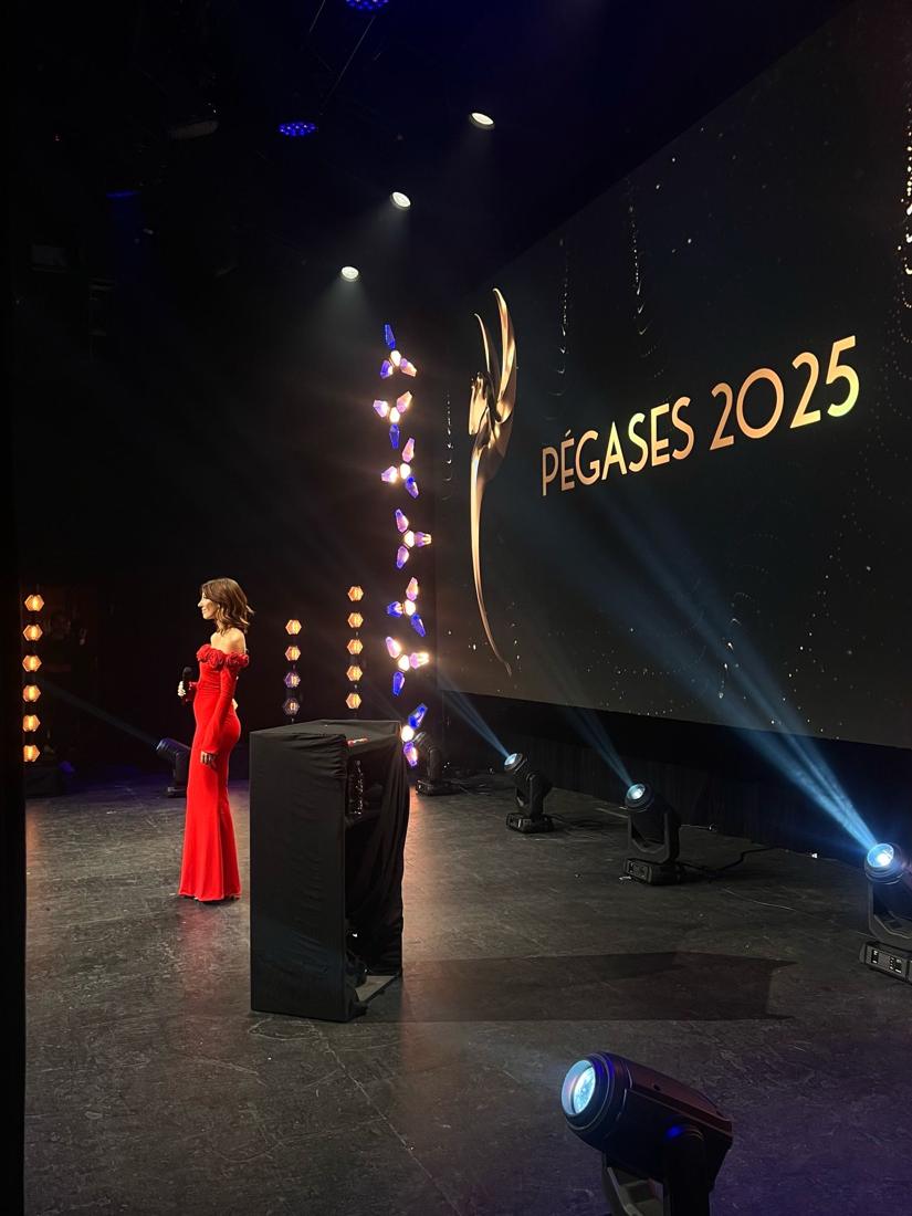 Salomé en robe rouge aux Pégases 2025