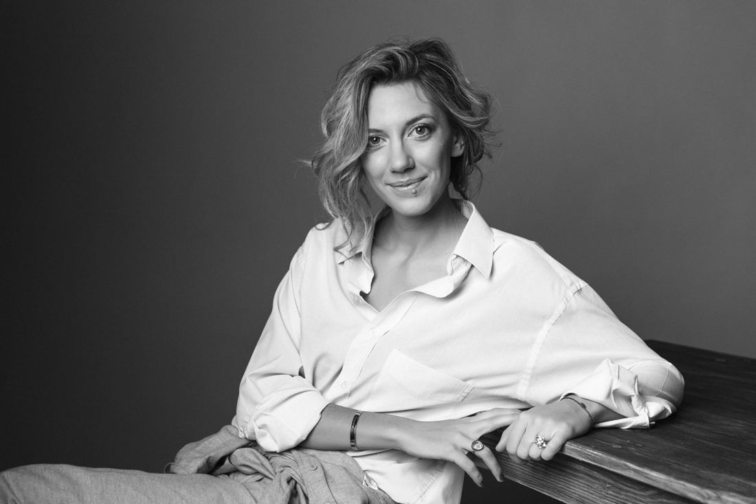 Portrait noir et blanc, assise, chemise blanche
