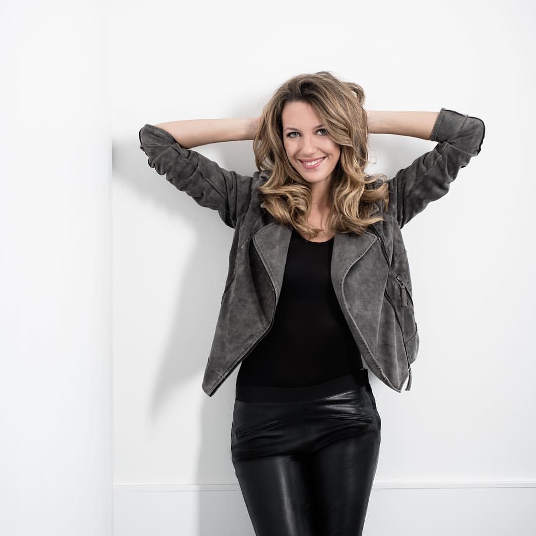 Portrait studio, veste grise et pantalon en cuir