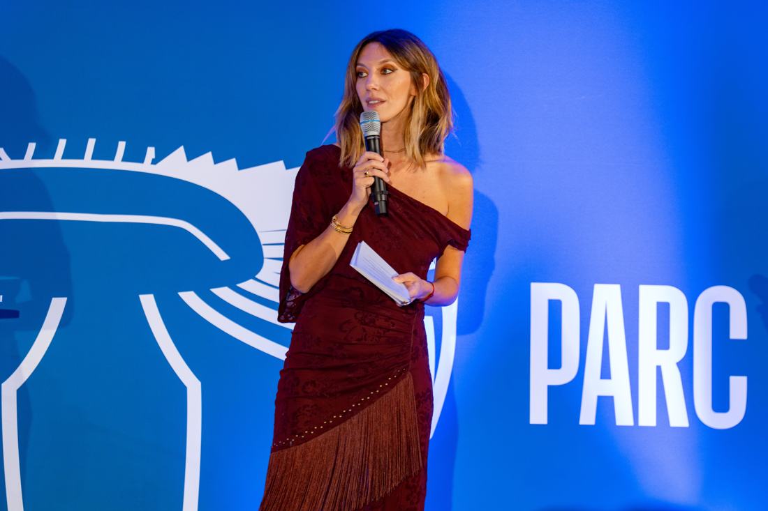 Salomé au micro en robe bordeaux